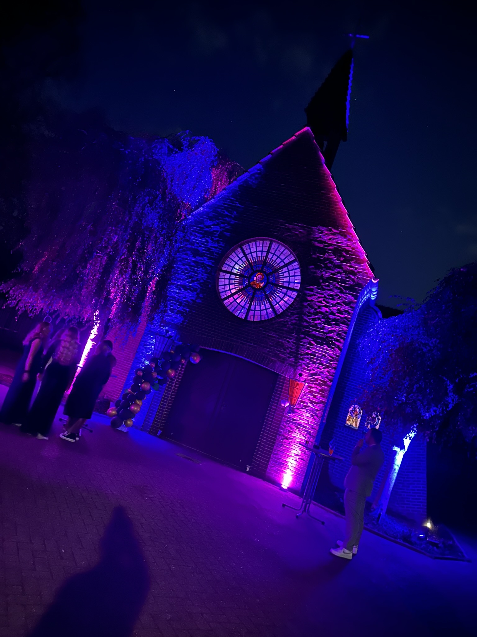 Außenansicht der DEPI Eventlocation bei Nacht mit violetter Beleuchtung